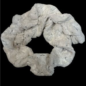 Girls faux fur scarf with metallic sequins.